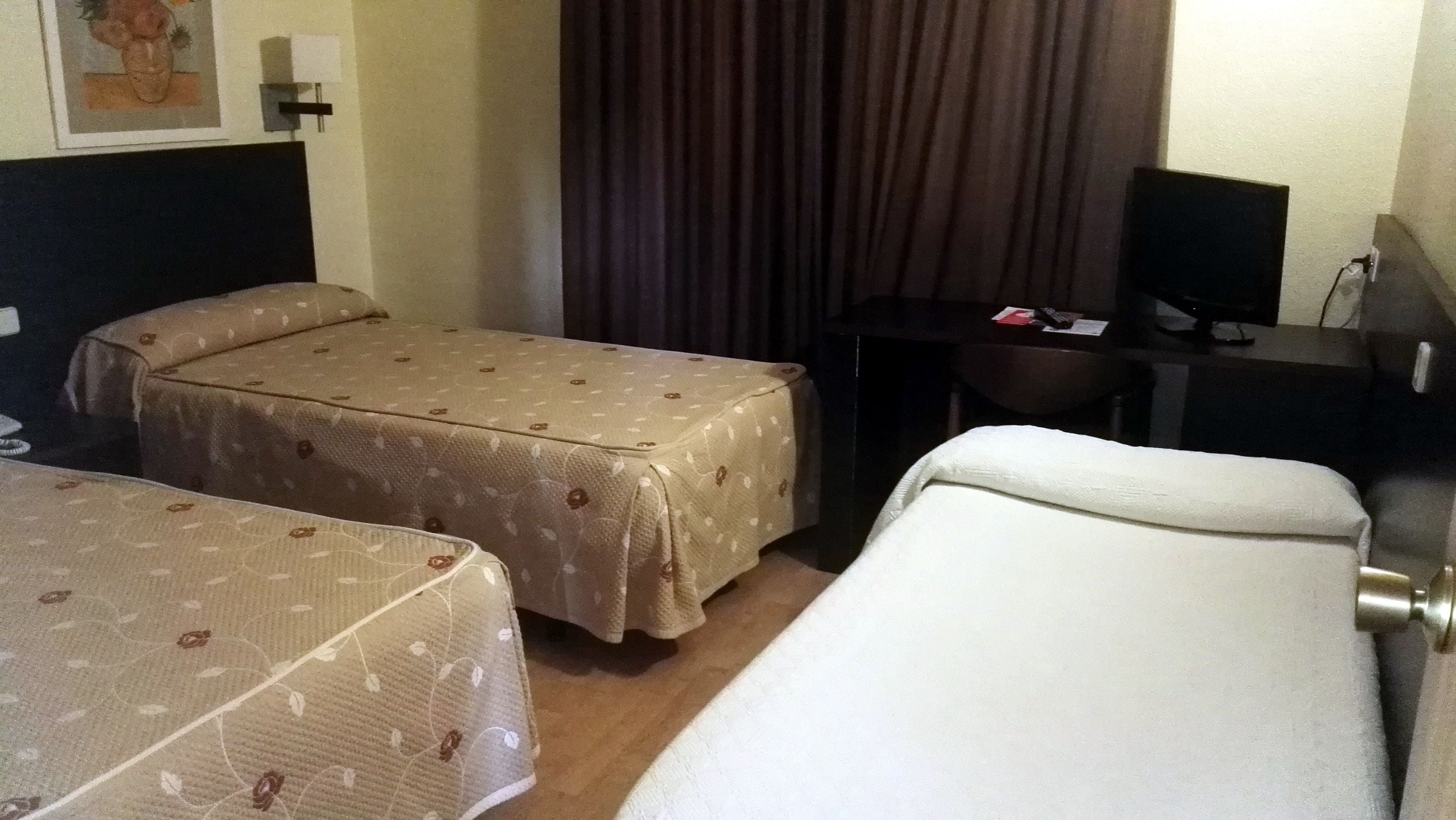 triple room | desk, blackout curtains, soundproofing, cots/infant beds