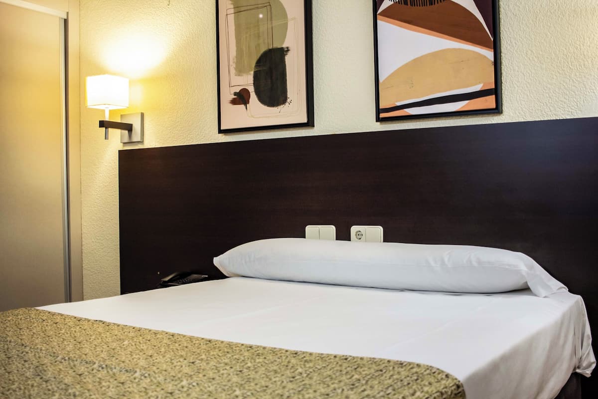 double room single use | desk, blackout curtains, soundproofing, cots/infant beds