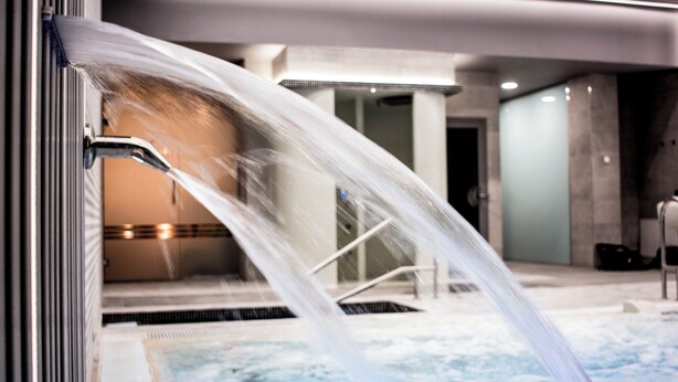 A modern bathroom with a shower area, a bathtub, and a visible toilet. - Hotel Tudanca Aranda II (Fuentespina)