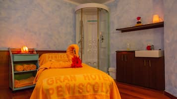 Een sauna, een bubbelbad, een stoombad, een Turks bad/hammam