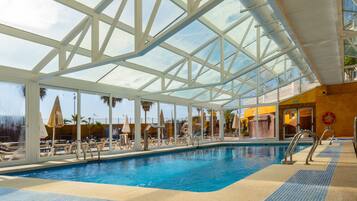 Una piscina al aire libre de temporada (de 10:00 a 19:00), sombrillas