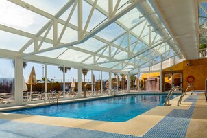 Piscina externa sazonal, funciona das 10h às 19h, guarda-sóis