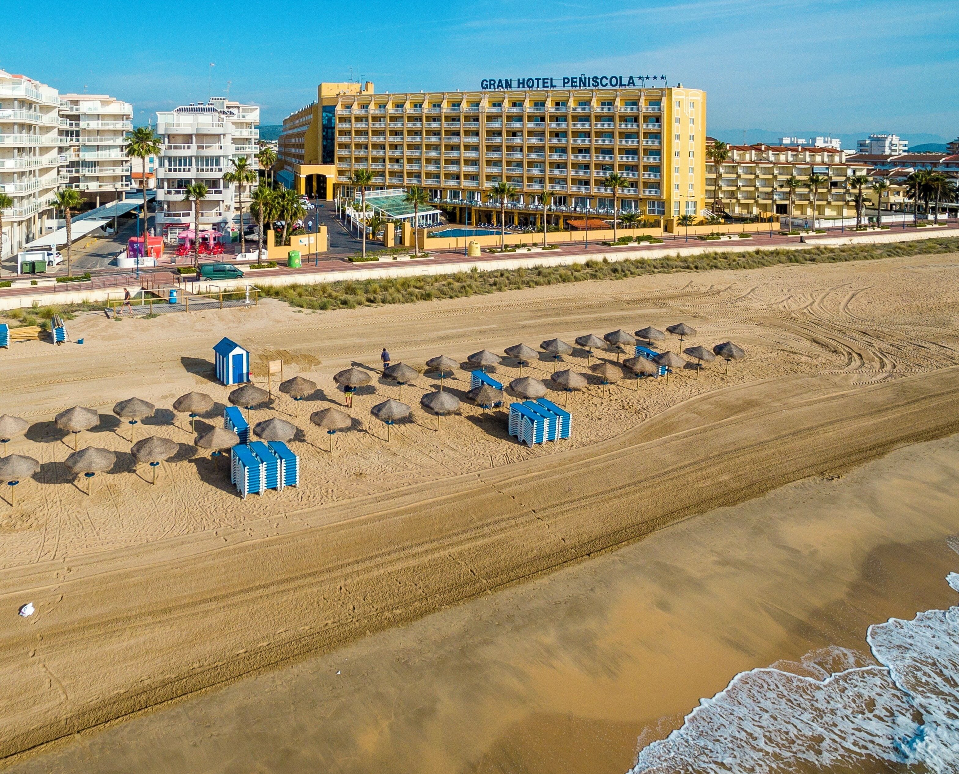 Plage, navette pour la plage, chaises longues, parasols