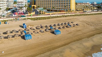 Plage, navette pour la plage, chaises longues, parasols