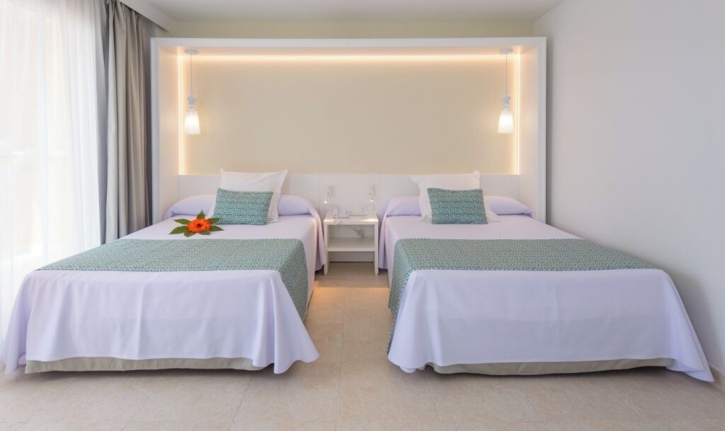 Roupas de cama premium, frigobar, escrivaninha, cortinas blackout