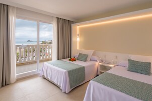 Roupas de cama premium, frigobar, escrivaninha, cortinas blackout