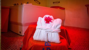 Sauna, poreallas, höyrysauna, turkkilainen sauna, vartalohoitoja