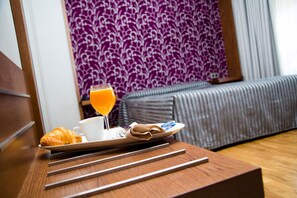 In-room safe, desk, cots/infant beds, rollaway beds - Los Braseros Hotel (Burgos)
