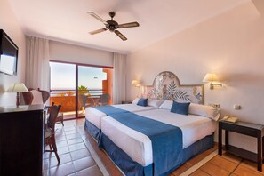 迷你吧、客房內保險箱、書桌、筆電工作空間