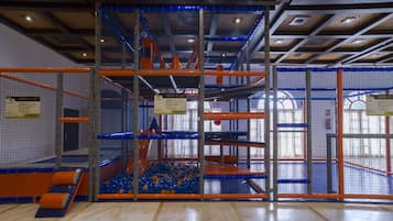 Área de juegos infantiles techada