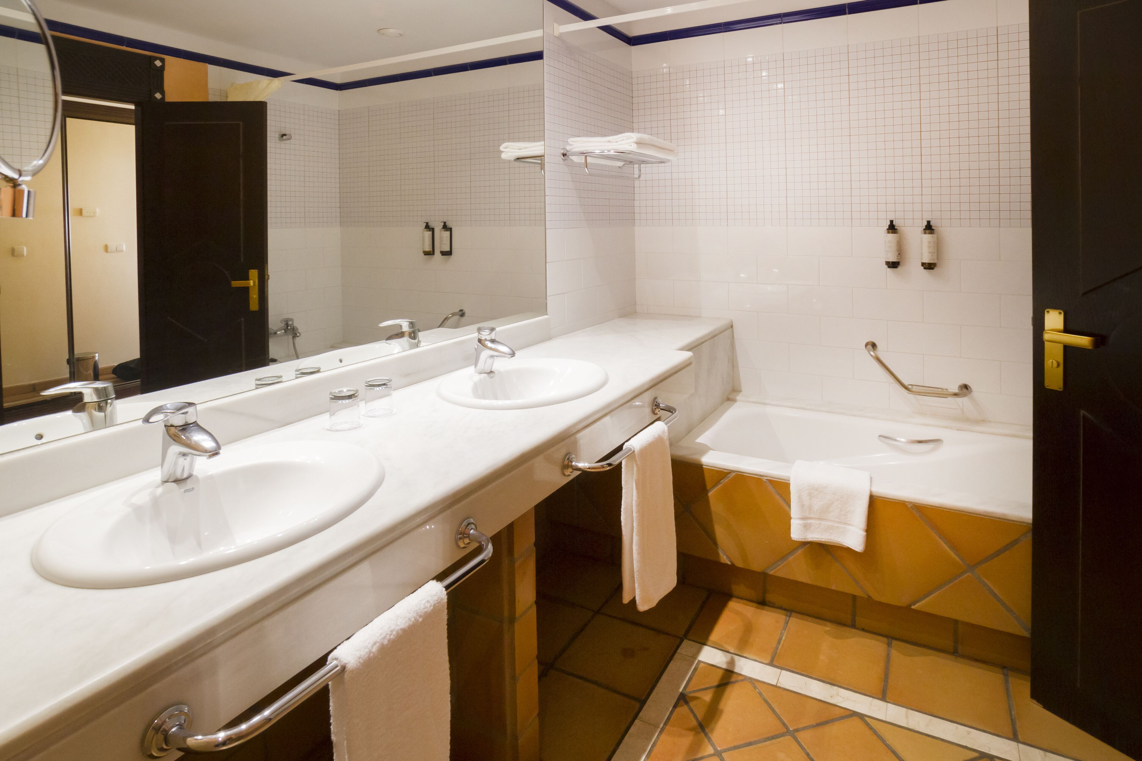 combined shower/bathtub, eco-friendly toiletries, hair dryer, bidet