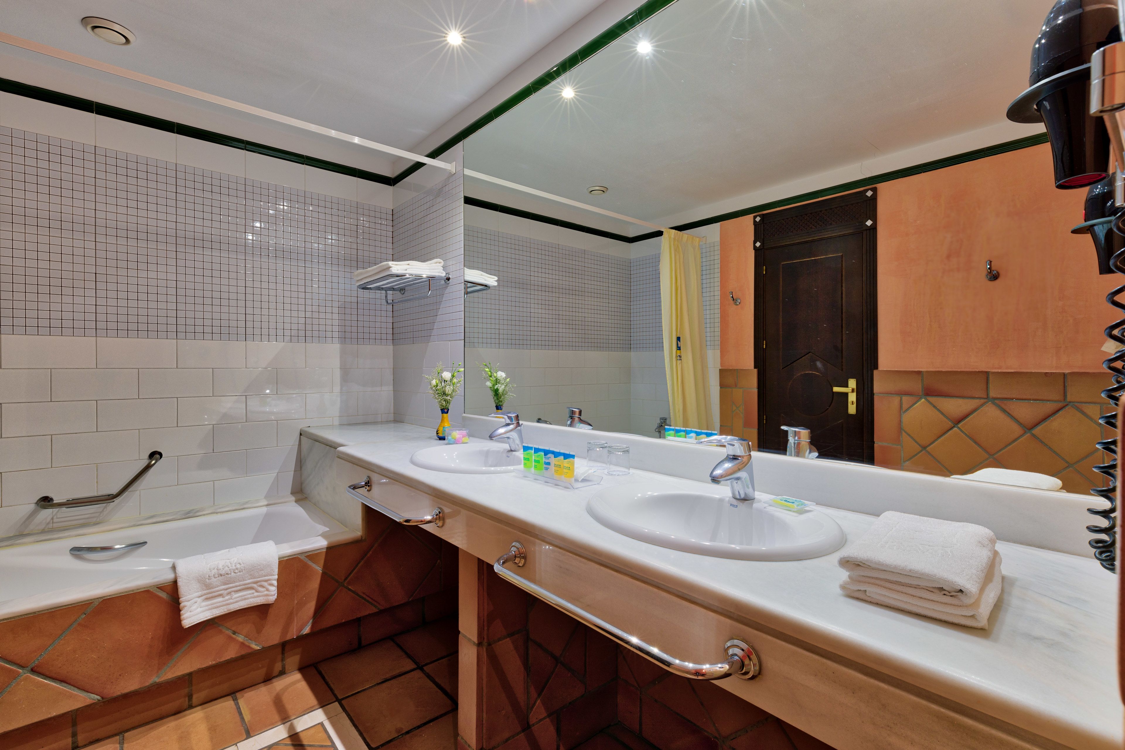 combined shower/bathtub, eco-friendly toiletries, hair dryer, bidet