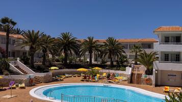 2 outdoor pools, pool umbrellas, pool loungers