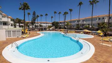 2 piscines extérieures, parasols de plage, chaises longues
