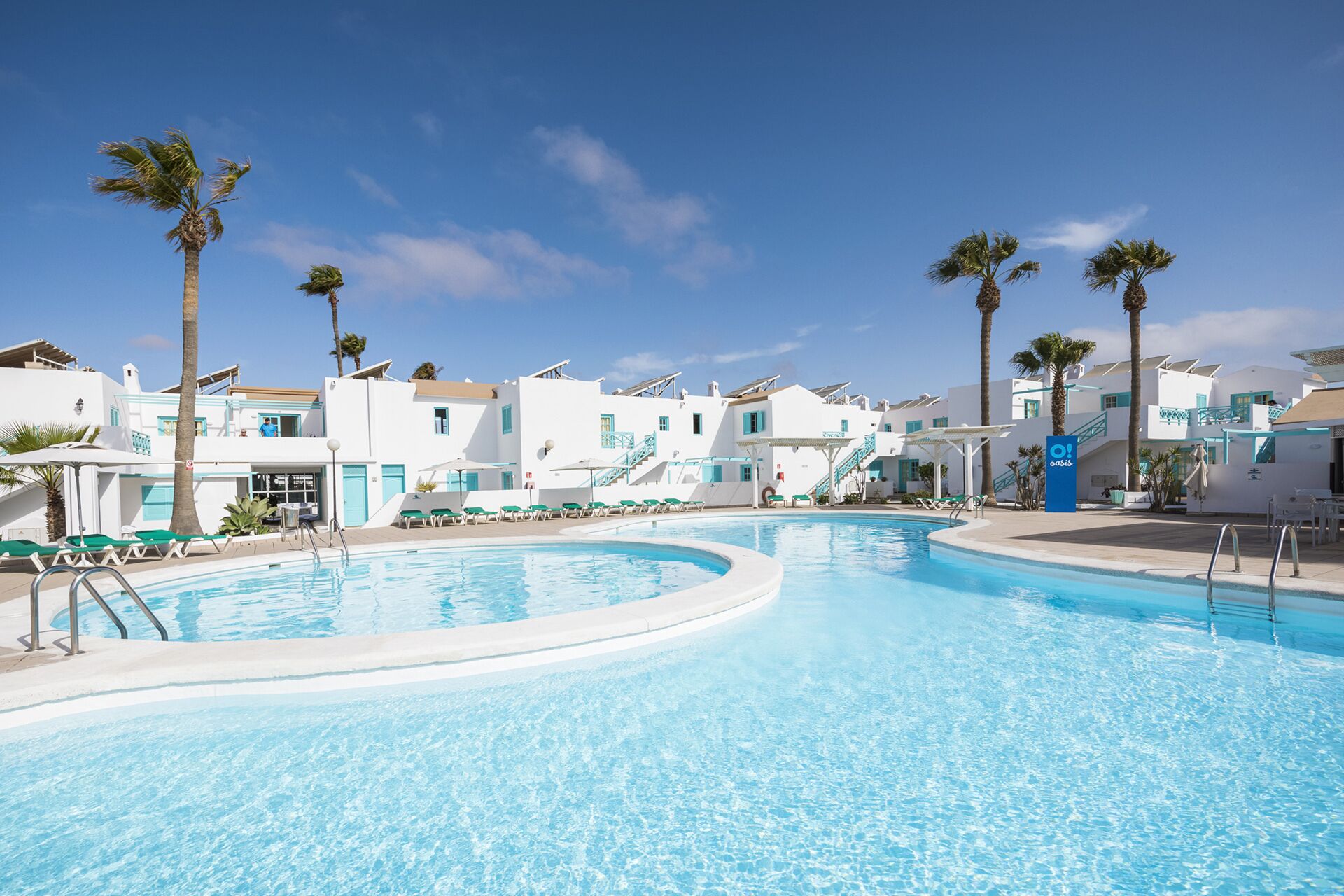 Piscine extérieure, chaises longues