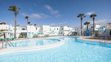 Piscine extérieure, chaises longues