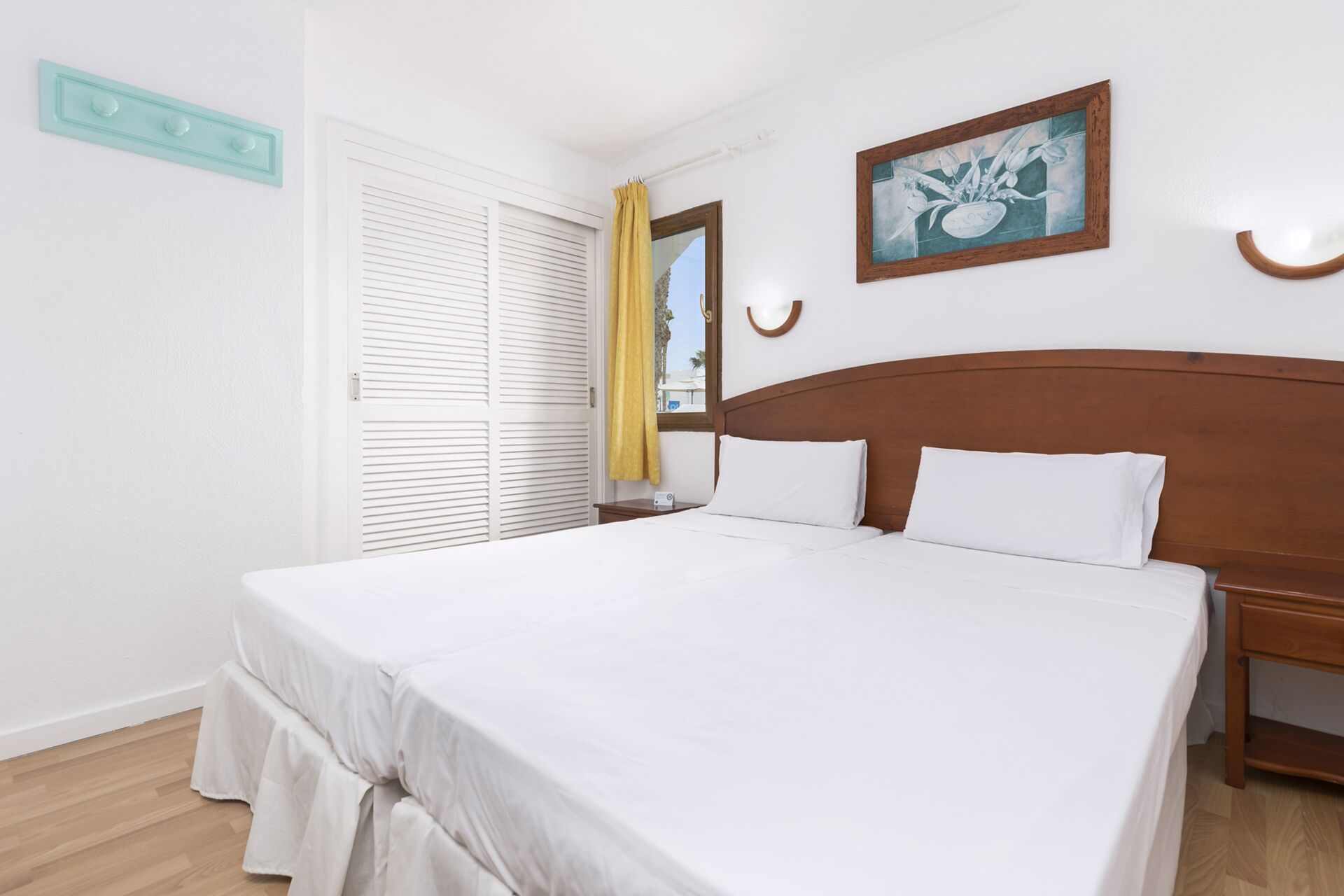 2 bedrooms, individually decorated, individually furnished, desk