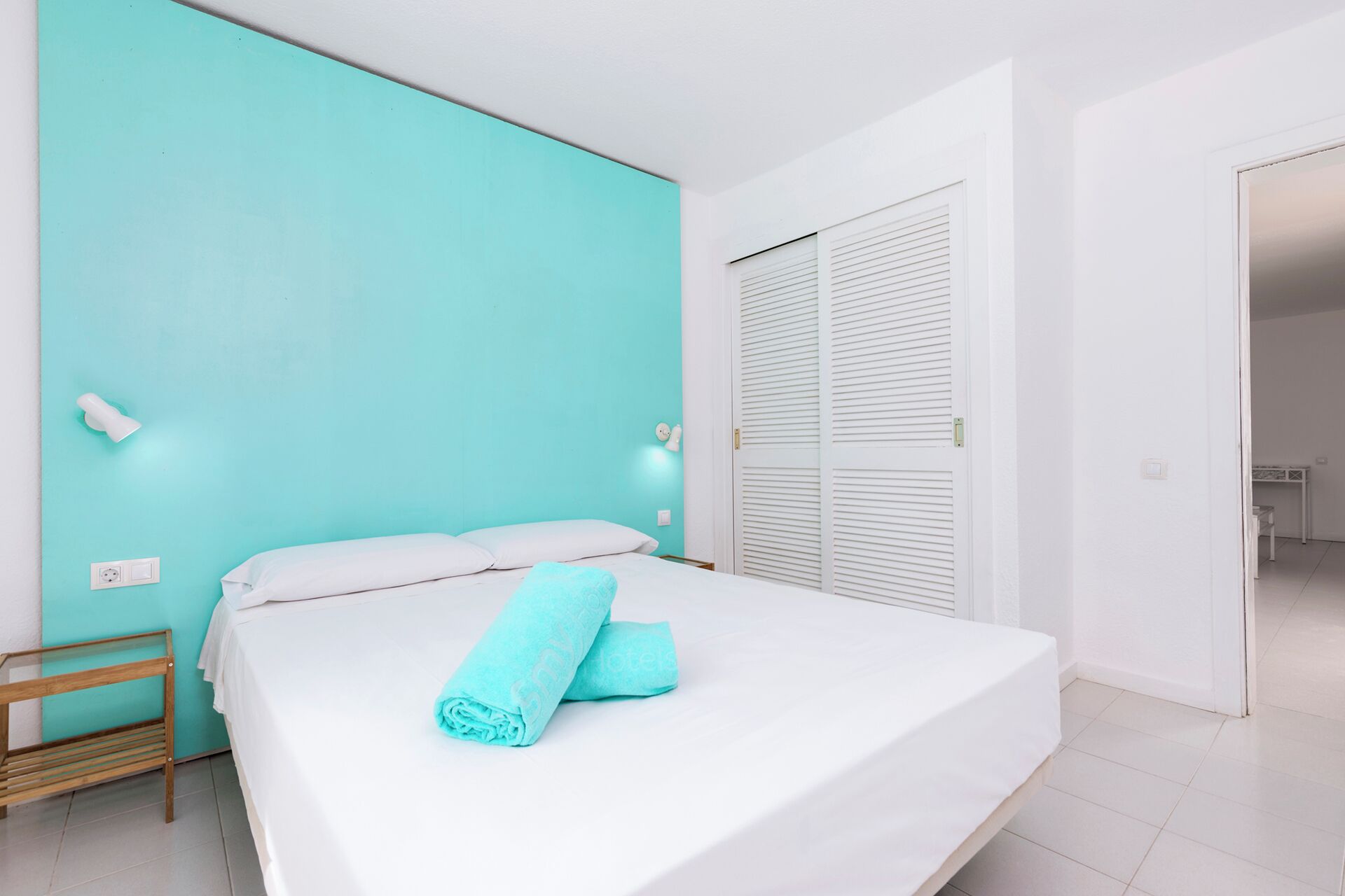 2 bedrooms, individually decorated, individually furnished, desk