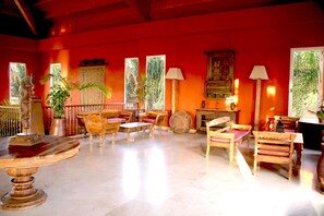 Lobby sitting area - Oasis Papagayo Resort (La Oliva)