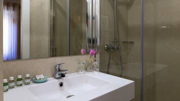 Douche, sĂšche-cheveux, serviettes fournies, savon