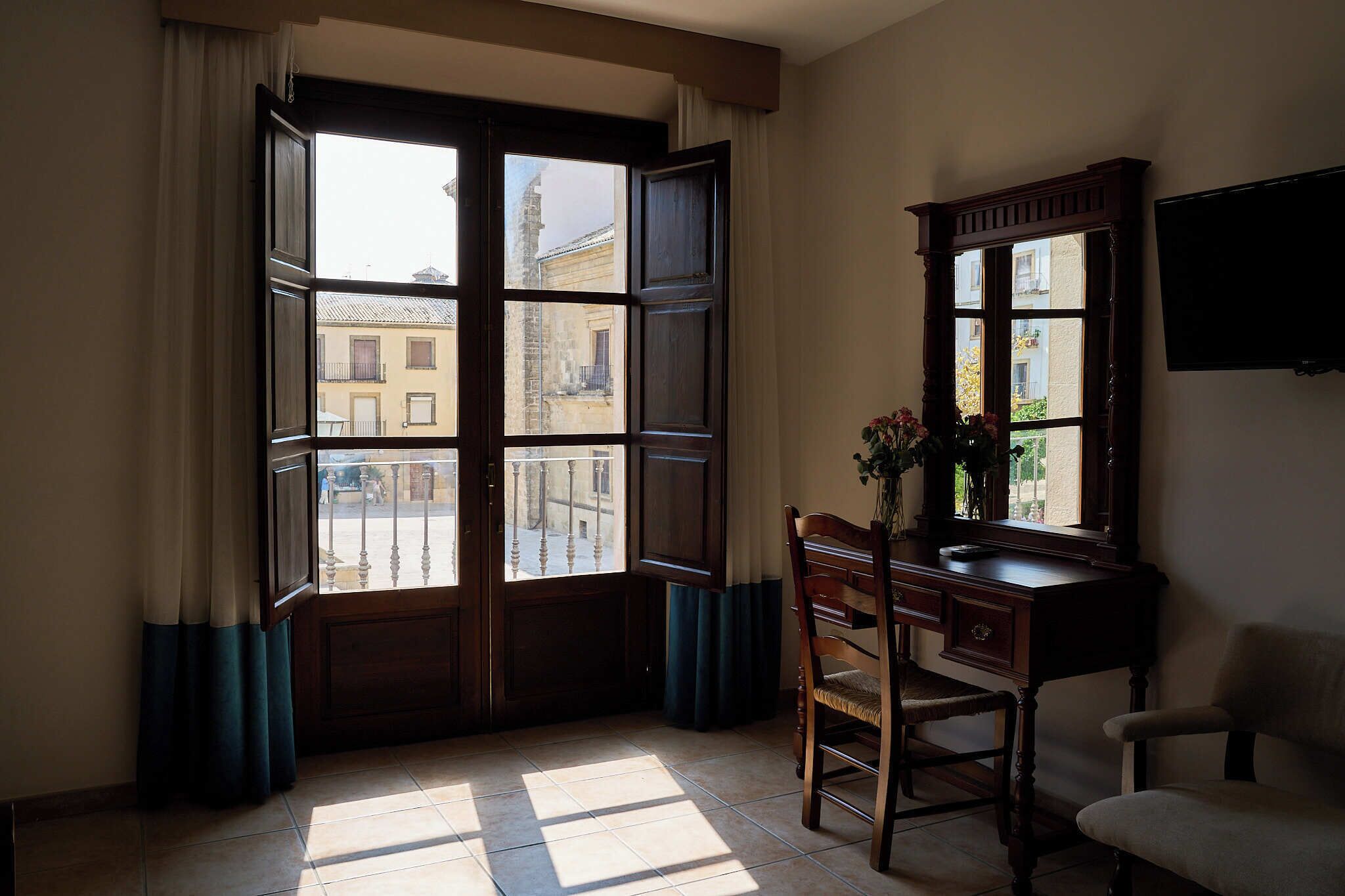 Superior kamer | Een minibar, een kluis op de kamer, individueel gedecoreerd, een bureau