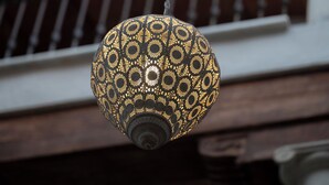 Una lámpara decorativa colgante con diseños intrincados.