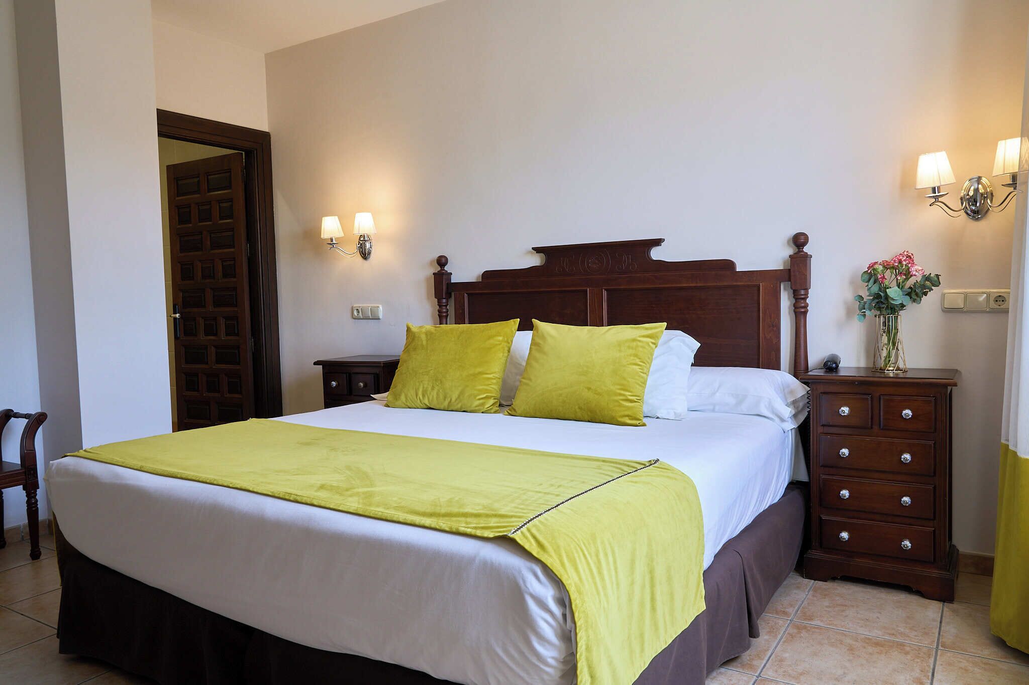 Minibar, in-room safe, desk, WiFi (free)