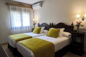 Twin Room | Minibar, in-room safe, individually decorated, desk - Hotel María de Molina (Úbeda)