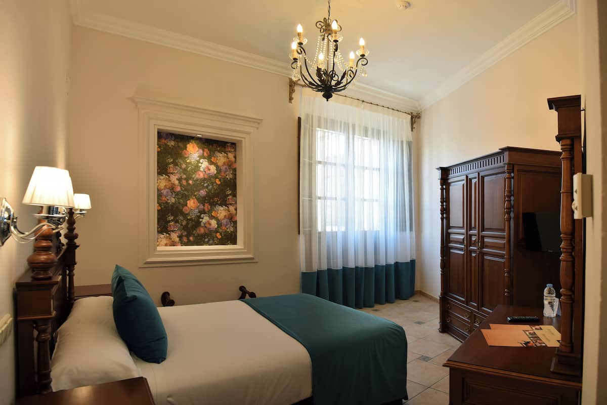 Frigobar, cofres nos quartos, escrivaninha, Wi-Fi de cortesia