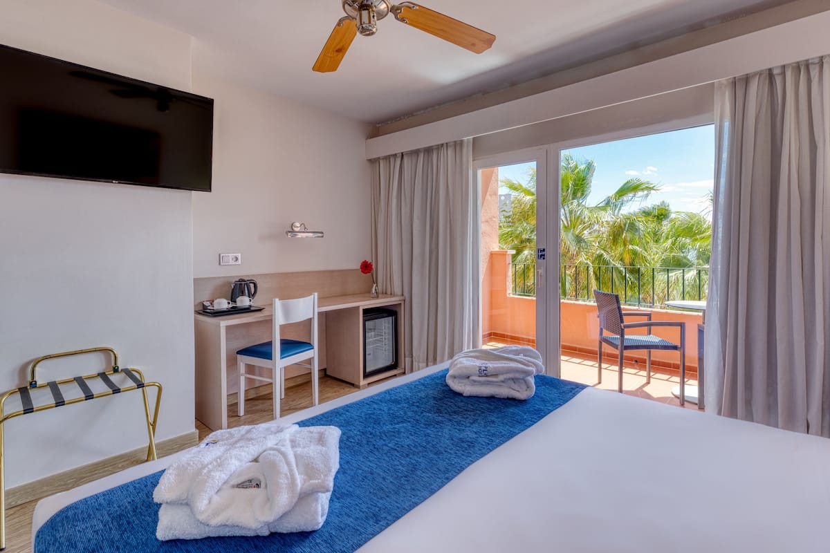 superior double room | desk, soundproofing, free wifi, bed sheets