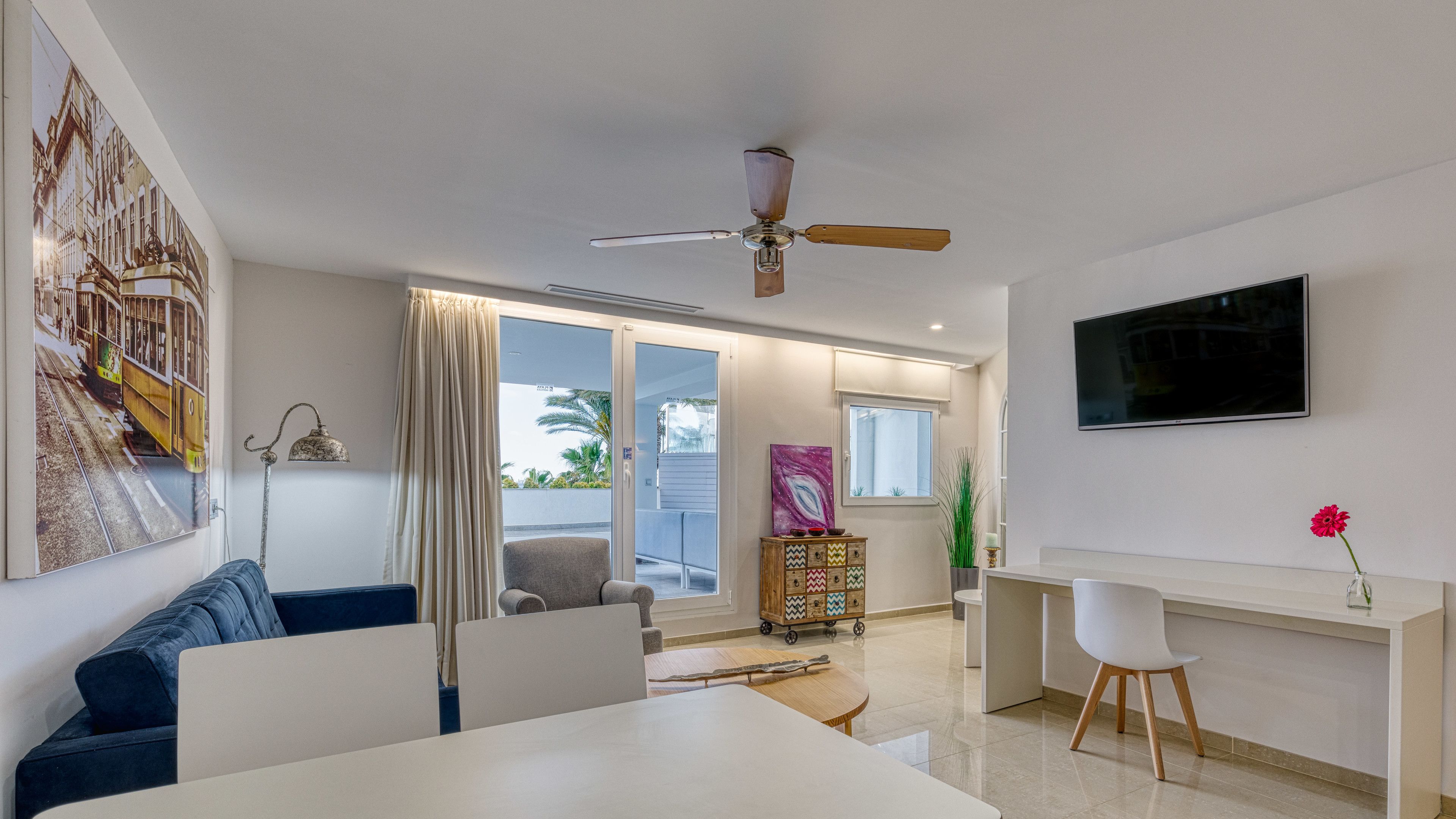 presidential suite, private pool, sea view | living room | lcd tv