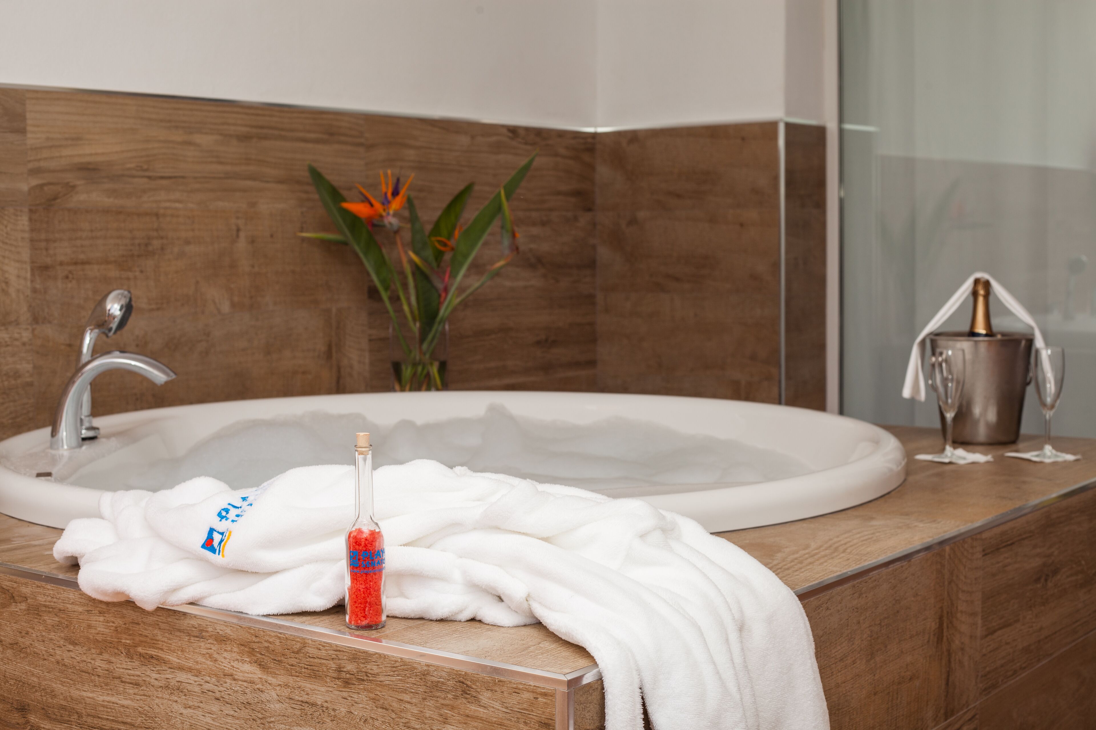 junior suite | desk, soundproofing, free wifi, bed sheets