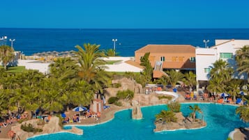 Inomhuspool, utomhuspool, parasoller och solstolar