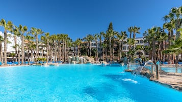 Piscine couverte, piscine extérieure, parasols de plage, chaises longues