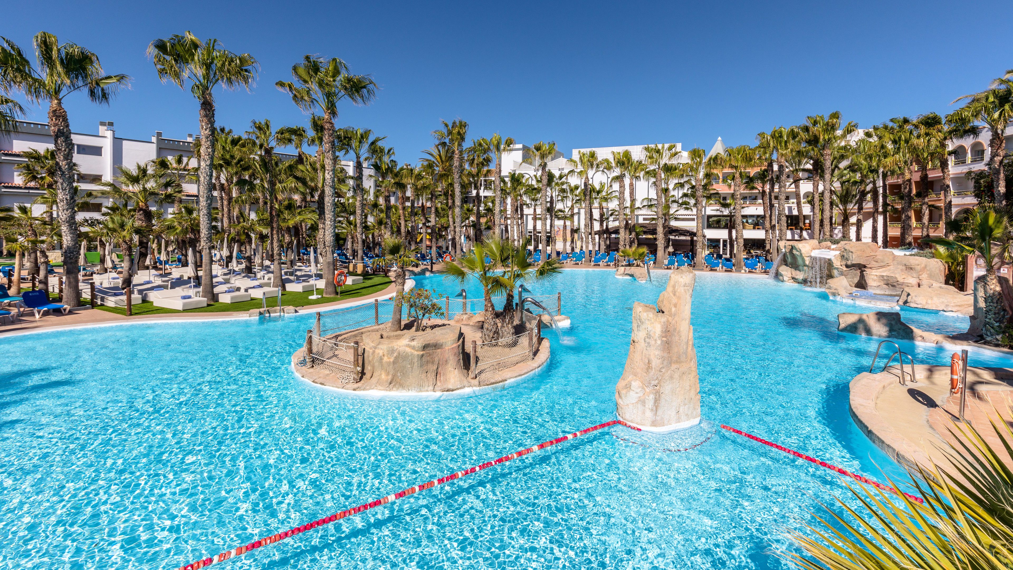 Piscina coberta, piscina a l'aire lliure, para-sols i gandules 