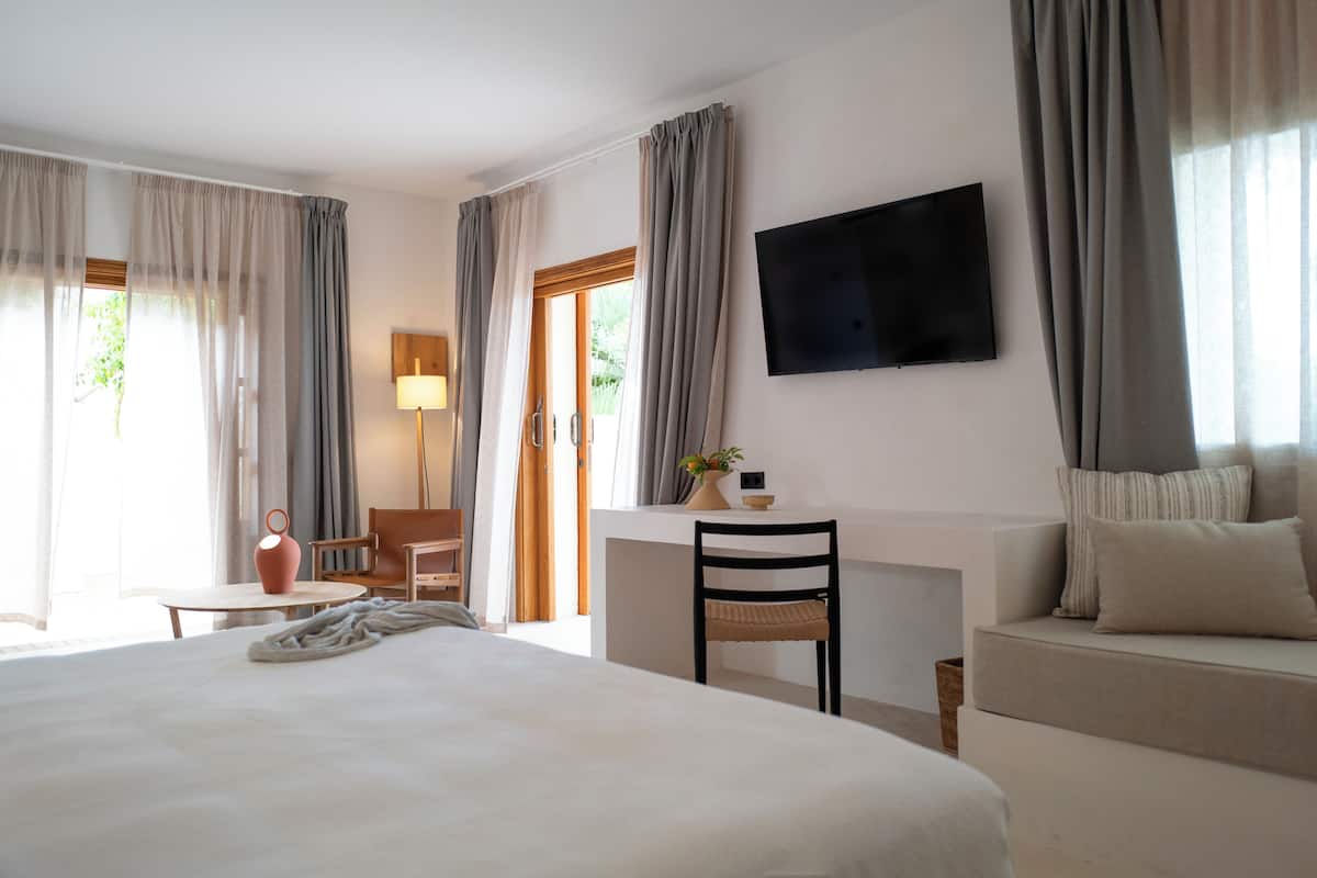 Suite, 1 très grand lit, terrasse, vue jardin