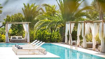 Outdoor pool, pool loungers