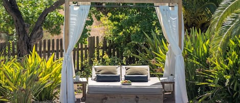 Una piscina al aire libre, sillones reclinables de piscina