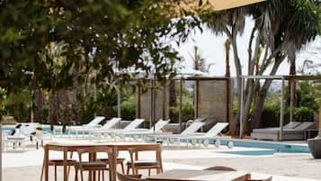 Piscina all'aperto, lettini