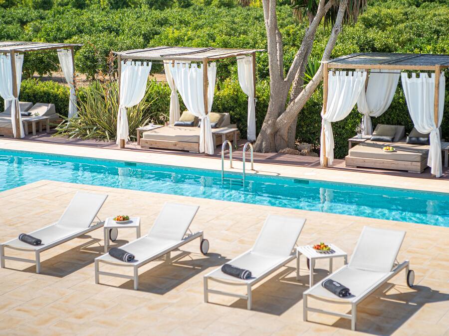 Piscina all'aperto, lettini