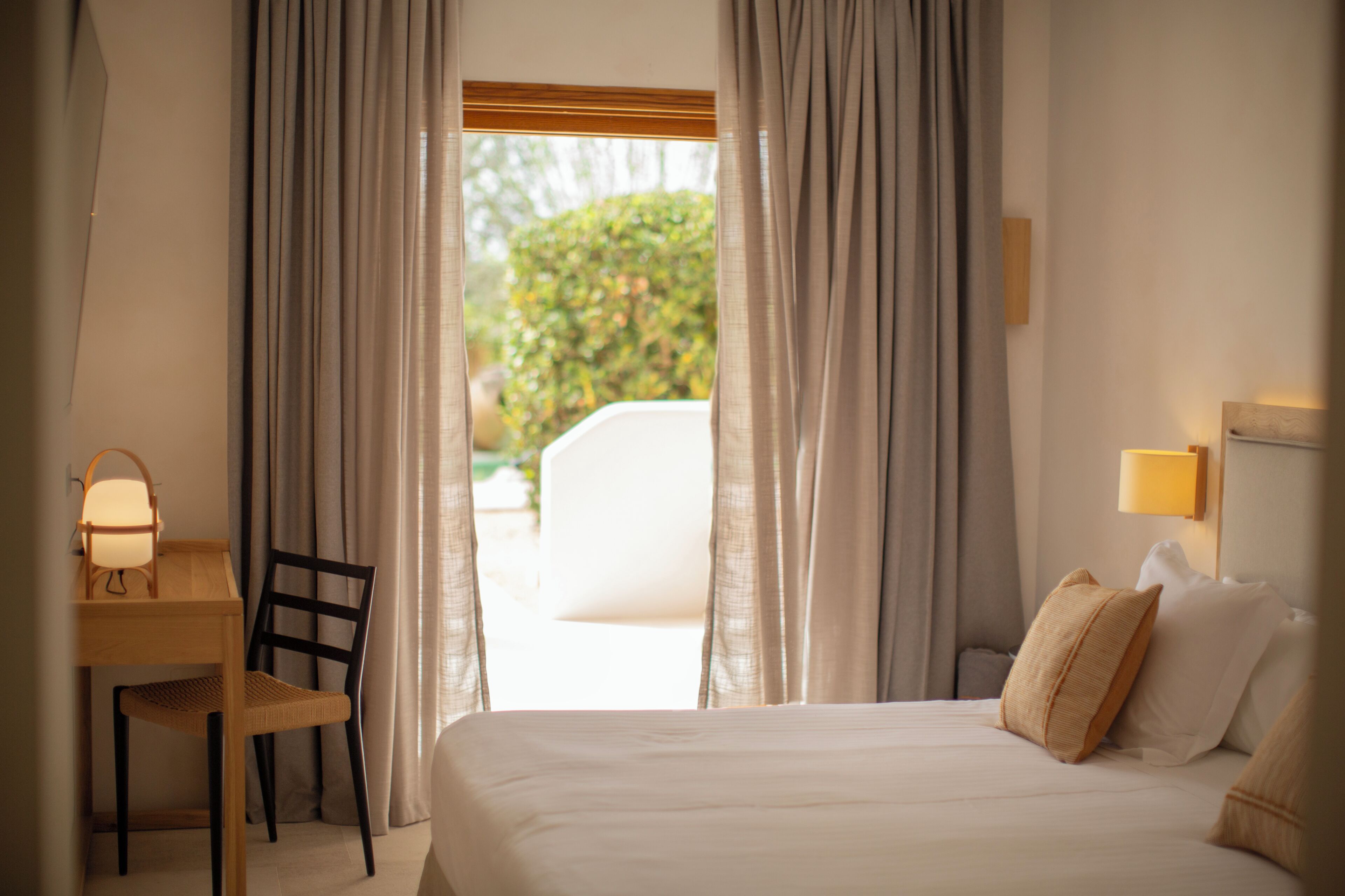 Habitación doble estándar, 1 cama King size, Terraza, vista al jardín | Minibar y caja de seguridad en la habitación 