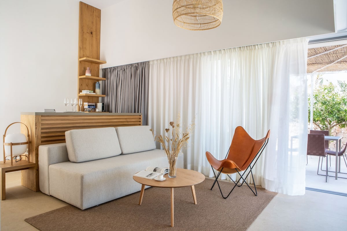 villa, terrace, garden view | living room | flat-screen tv