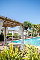 Utomhuspool och solstolar