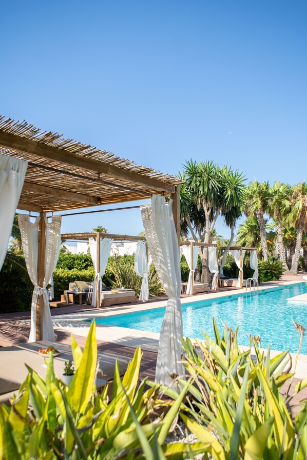 Outdoor pool, pool loungers