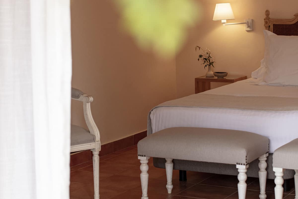 Kamar Double Deluks, 1 Tempat Tidur King, teras, pemandangan kebun | 1 kamar tidur, minibar, brankas, dan setrika/meja setrika