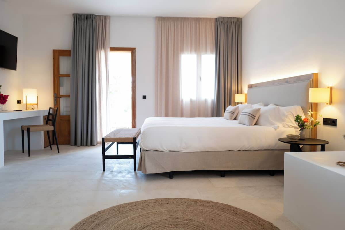 Chambre Double Junior, 1 très grand lit, terrasse, vue jardin