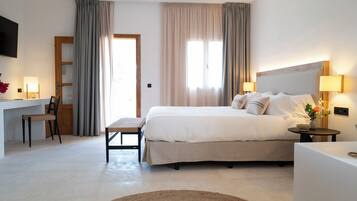 Habitación junior doble, 1 cama de matrimonio grande, terraza, vistas al jardín | Minibar, caja fuerte, tabla de planchar con plancha y wifi gratis