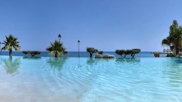 4 outdoor pools, open 10:00 AM to 6:00 PM, pool loungers