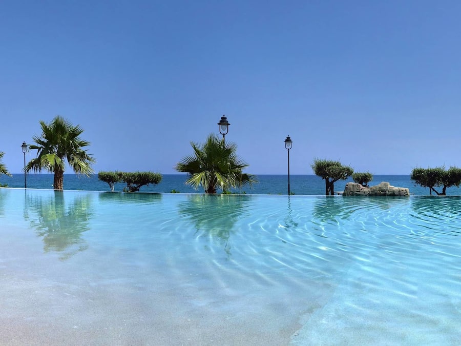 4 outdoor pools, open 10:00 AM to 6:00 PM, pool loungers