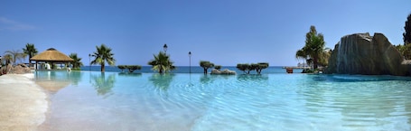 4 piscinas al aire libre, sillones reclinables de piscina. GRAN HOTEL LAS FUENTES